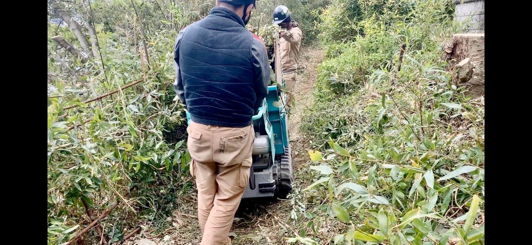 ロープによる集材と並行して運搬車も使いながら作業を進めました。