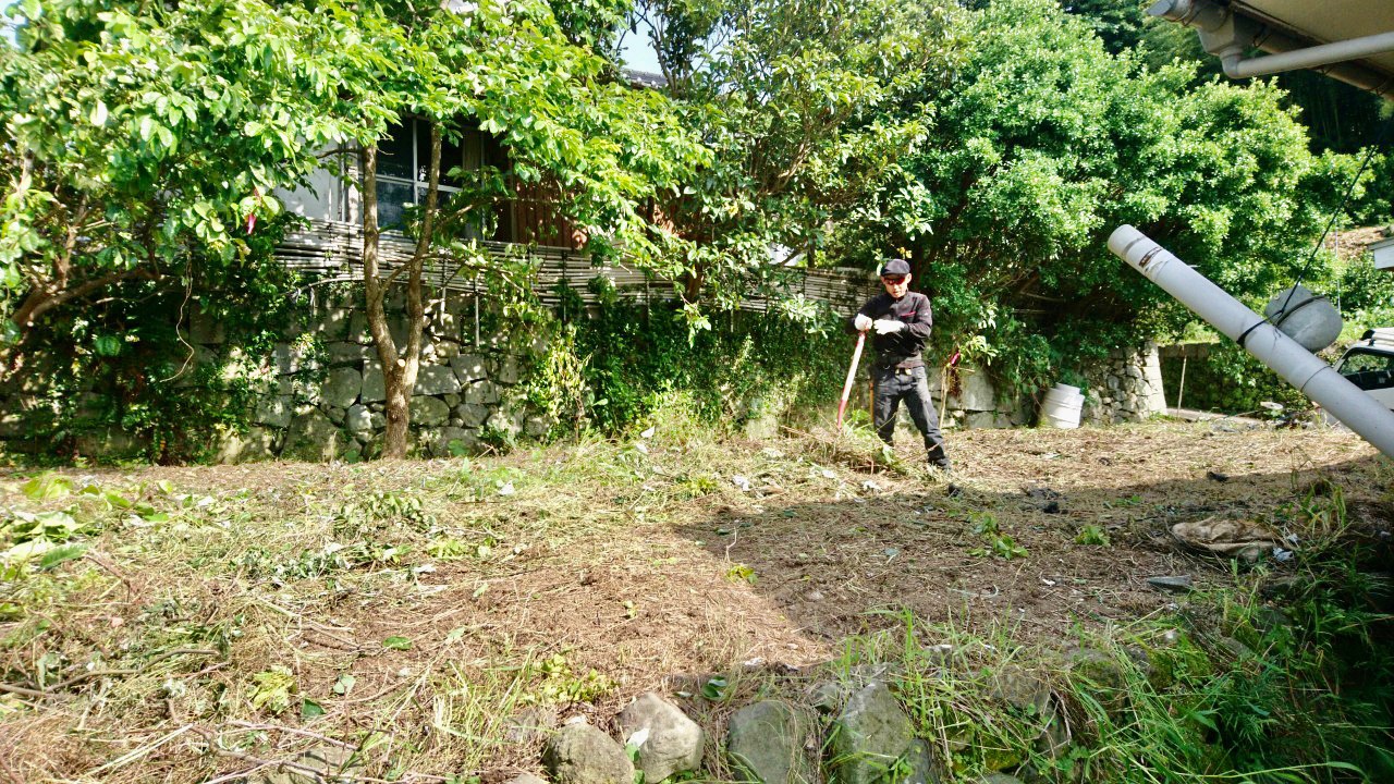 伐採、除草作業を終えて、枝葉や草の搬出を行う田嶋