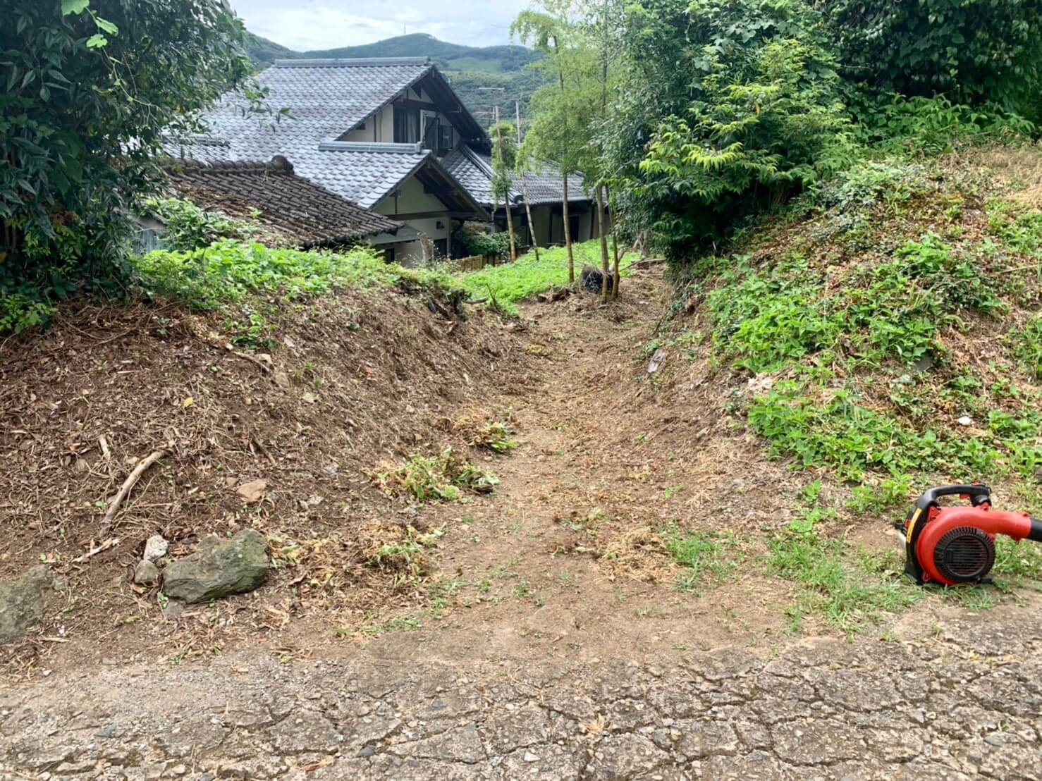 車の入る道路から現場への入り口を撮影。ここから現場までは歩いて向います。