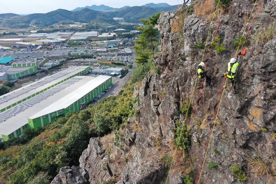 最下部まで下降し、登り返しを行う新入社員の藤本と杉山。