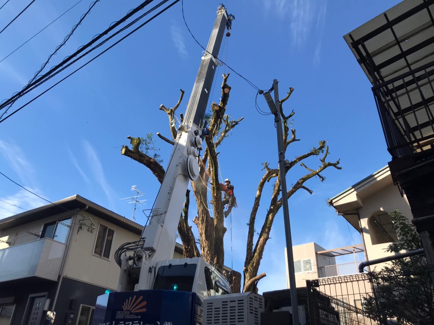 クレーンはいつもお世話になっているクマモトラフテレーン様との共同作業。