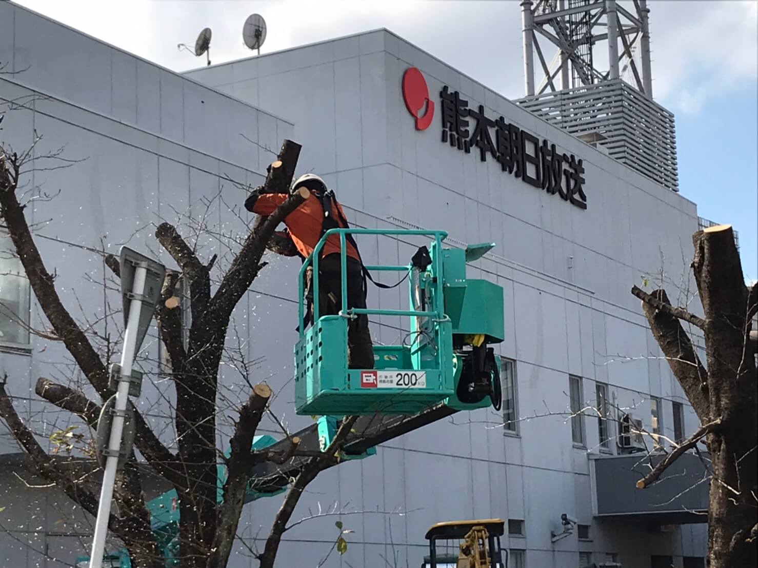 車道や看板などに注意しながら作業を進めます。