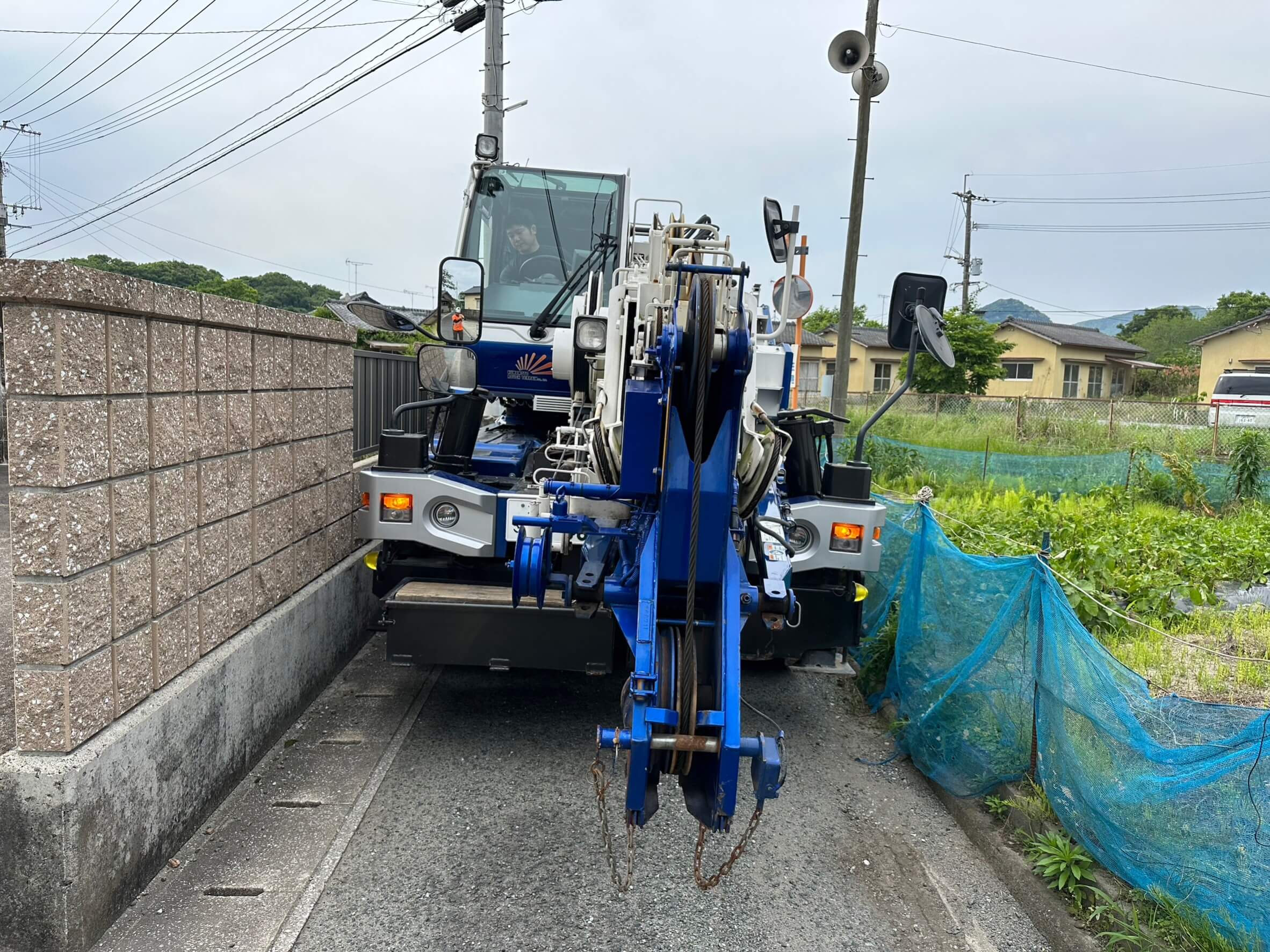 現場はクレーン使用が可能。しかし狭小のため誘導員をつけて慎重に進入します。