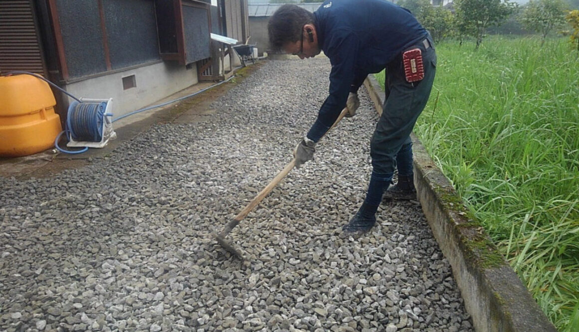 全体を見ながら砕石を均して仕上げを行いました。