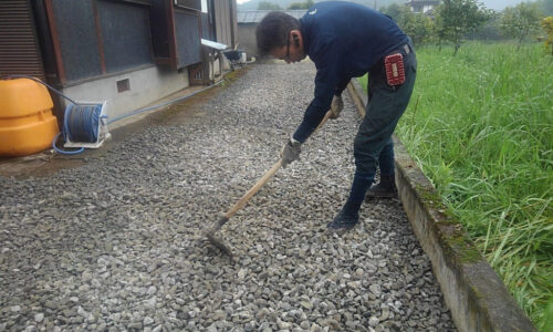 全体を見ながら砕石を均して仕上げを行いました。